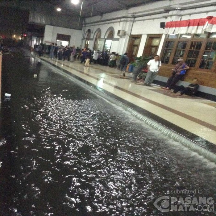 Hujan Deras Guyur Bogor, Stasiun Kereta Terendam Air
