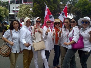Ibu-ibu Hebring Ini Bacakan Puisi di Depan Gedung MK