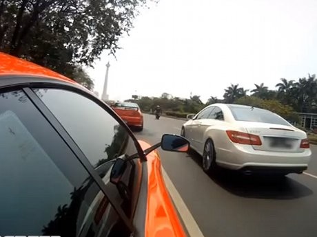 Puluhan Mobil Sport Berkelir Merah-Putih Siap Rayakan Hari Kemerdekaan