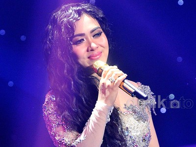 Penampilan Cetar Syahrini di Konser Perjalanan Cinta Syahrini