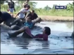 Serunya Lomba Menarik Istri di Lumpur Jelang HUT RI