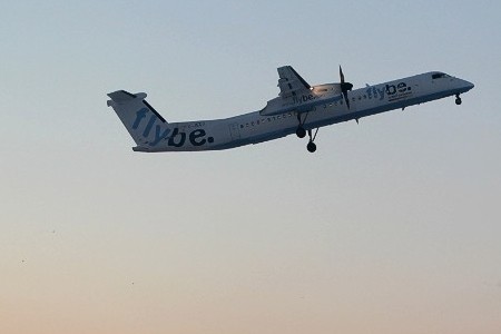 Ya Ampun, Tangan Pilot Lepas Saat Daratkan Pesawat!