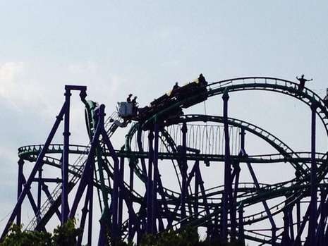 Mengenal Jokers Jinx, Roller Coaster yang Macet di Tengah Jalan