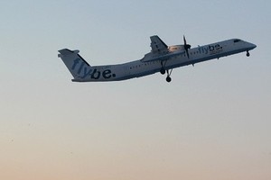 Ya Ampun, Tangan Pilot Lepas Saat Daratkan Pesawat!