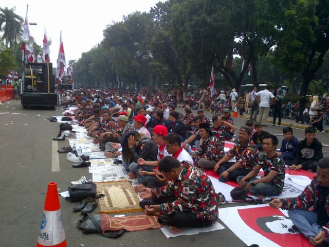 Salat Jumat di depan MK, Massa Prabowo Tutup Jalan Medan Merdeka Barat