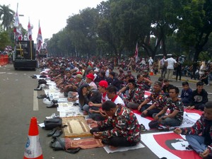 Salat Jumat di depan MK, Massa Prabowo Tutup Jalan Medan Merdeka Barat