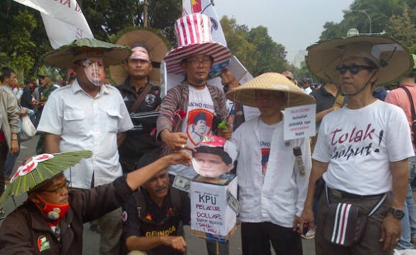 Pendukung Prabowo-Hatta Terus Berdatangan ke MK