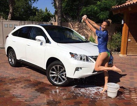 Cuci Mobil Baru, Bar Refaeli Berbikini dan Basah-Basahan