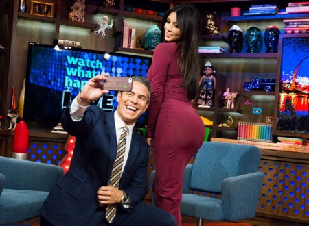 Selfie Bareng Bokong Kim Kardashian