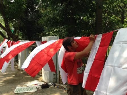 Pria Garut Ini Tinggalkan Usahanya Demi Jualan Bendera