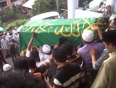 Jenazah Korban Tewas Disalati Ribuan Santri di Masjid Ponpes Amanatul Ummah