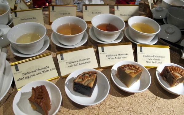 Menikmati Kue Bulan dan Secangkir Teh Tiongkok Hangat
