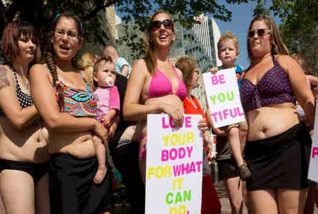 Dukung Ibu-ibu dengan Stretch Mark, Sekelompok Wanita Berbikini Unjuk Rasa