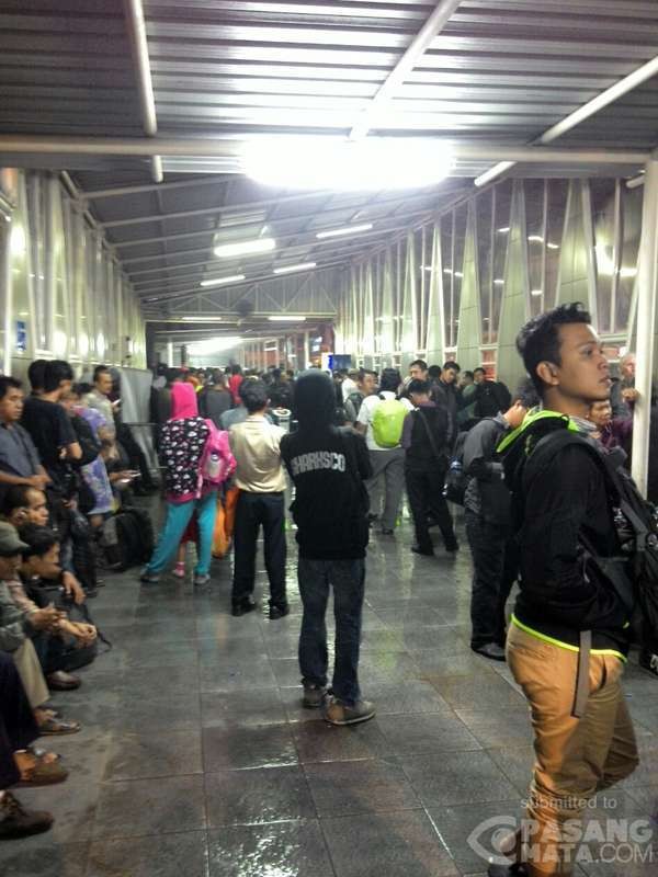 Rel Terendam, Penumpang Tertahan 2 Jam di Stasiun Bojong Gede