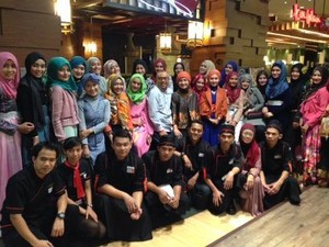 Foto: Keseruan Finalis Hijab Hunt 2014 Saat Belajar Membuat Sushi