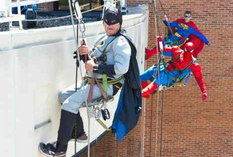 Tukang Cuci Jendela RS Berubah Jadi Superhero Demi Anak-anak Sakit