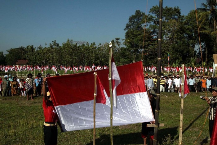 Melihat Semangat Warga Berbah Sleman Ikuti Upacara HUT RI di Sawah