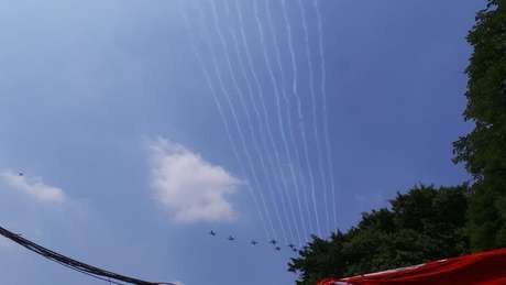 Kaget dan Girangnya Warga di Monas Melihat Atraksi Jet Tempur HUT RI