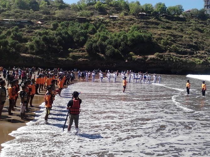 Tim SAR Gunungkidul Gelar Upacara Kemerdekaan di Tengah Laut
