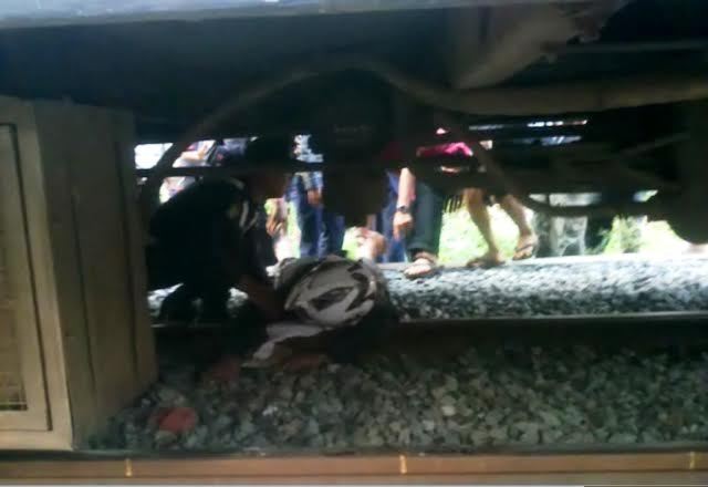 Ajaib, Pemotor Ini Selamat Setelah Terseret Kereta Sejauh 100 Meter