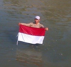 Sukses Kumpulkan Warga untuk Upacara HUT RI, Supadi Lompat ke Sungai