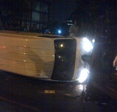 Granmax Terbalik di Pasar Minggu Saat Dikejar Avanza