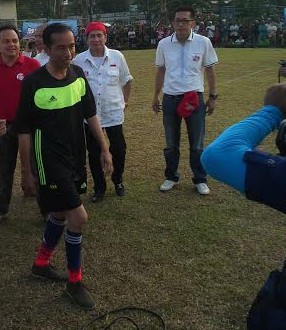 Jokowi Ngos-ngosan Usai Bertanding Bola di Waduk Pluit