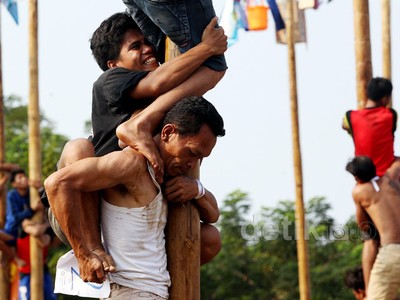 Lomba Panjat Pinang Kolosal di Pantai Karnaval