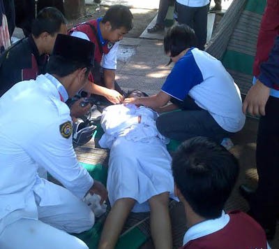 Belasan Siswa Bertumbangan Saat Ikuti Upacara Agustusan