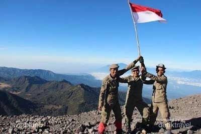 Rayakan Agustusan, Upacara di Gunung hingga Masjid Kompak Tabuh Bedug