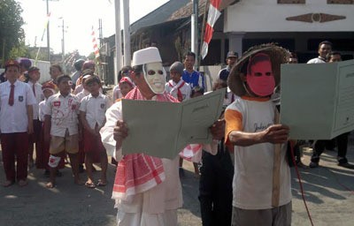 Upacara Agustusan, Pembaca Proklamasi ini Kenakan Topeng Jokowi dan Prabowo
