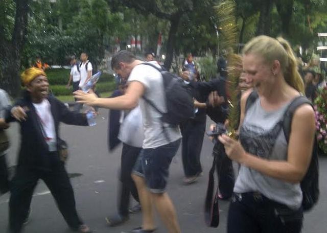 Bule Belanda ini Ikut Berjoget di Pawai Budaya