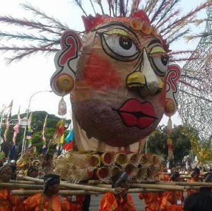 Topeng Seram dan Wajah Cantik Bikin Riuh Pawai Seni dan Budaya