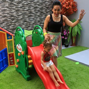 Serunya Taman Bermain Putri Kesayangan Melaney Ricardo