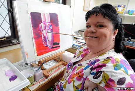 Hebat! Tak Punya Tangan dan Kaki, Rosie Tetap Bisa Melukis dengan Mulut