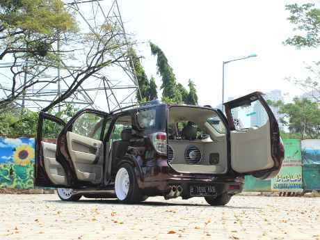 SUV Rush Ceper, Pajak Sampai Gadis Seksi di Reli Pattaya