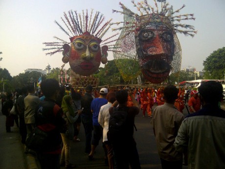 Ribuan Warga dan Turis Asing Nonton Pawai Budaya di Monas