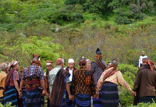 Begini Cara Warga Memberi Makan Roh di Danau Kelimutu (2)