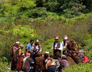 Begini Cara Warga Memberi Makan Roh di Danau Kelimutu (1)