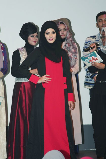 Wanita yang bercita-cita menjadi desainer itu memiliki selera busana yang colorful. Tak heran Mouza menjadikan Dian Pelangi sebagai muse dalam rancangannya.