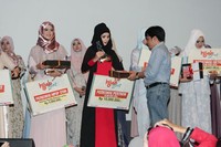 Mouza sebagai pemenang pertama mendapatkan uang tunai sebesar Rp 10 juta dan produk dari sponsor. Mouza menerima trofi dari Pemimpin Redaksi Detikcom Arifin Asydhad.