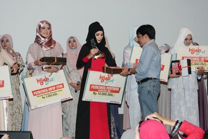 Mouza sebagai pemenang pertama mendapatkan uang tunai sebesar Rp 10 juta dan produk dari sponsor. Mouza menerima trofi dari Pemimpin Redaksi Detikcom Arifin Asydhad.