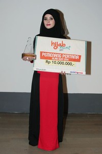 Di malam final Hijab Hunt 2014 yang berlangsung di The Ice Palace, Lotte Shopping Avenue, Mouza tampil cantik dalam balutan gaun merah-hitam rancangan Jenahara.