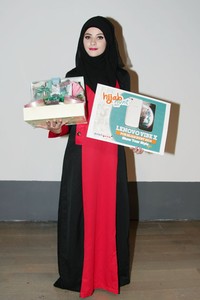 Gaun panjang berpotongan minimalis, namun dengan warna yang solid antara hitam dan merah, membuat tampilan jadi lebih standout.