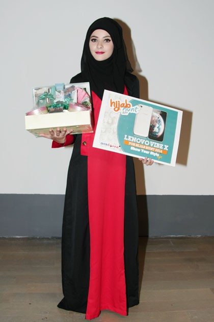 Gaun panjang berpotongan minimalis, namun dengan warna yang solid antara hitam dan merah, membuat tampilan jadi lebih standout.