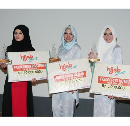 Mouzalina yang merupakan finalis asal Jakarta berpose bersama pemenang kedua dan ketiga. Di posisi kedua ditempati oleh Pandan Sari Putri Nastiti yang juga berasal dari Jakarta. Kemudian di peringkat ketiga diraih oleh Cut Rani Novaryanti dari Aceh. Pandan dan Cut Rani terlihat cantik dengan busana bernuansa pastel yang lembut.