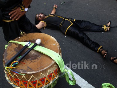 Bawa Beban 50 Kg, Peserta Pawai Kelelahan