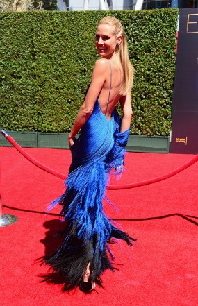Britney Spears Berkostum Transparan, Heidi Klum Pamer Punggung Seksi Britney Spears Berkostum Transparan, Heidi Klum Pamer Punggung Seksi
