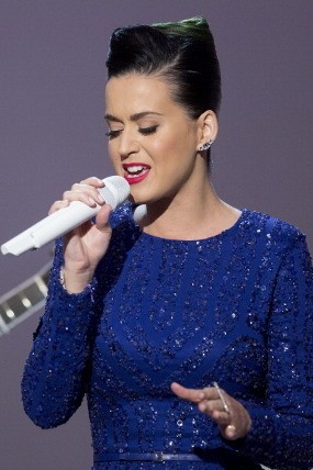 Hii.. Katy Perry Unggah Video Saat Sedang Ditindik