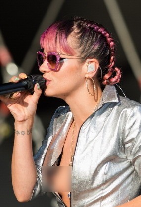 Ups! Tampil di Atas Panggung, Payudara Lily Allen Ngintip
